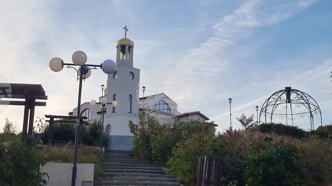 Община Сливен започва поетапен ремонт на всички пейки около църквата „Света Петка“ в града