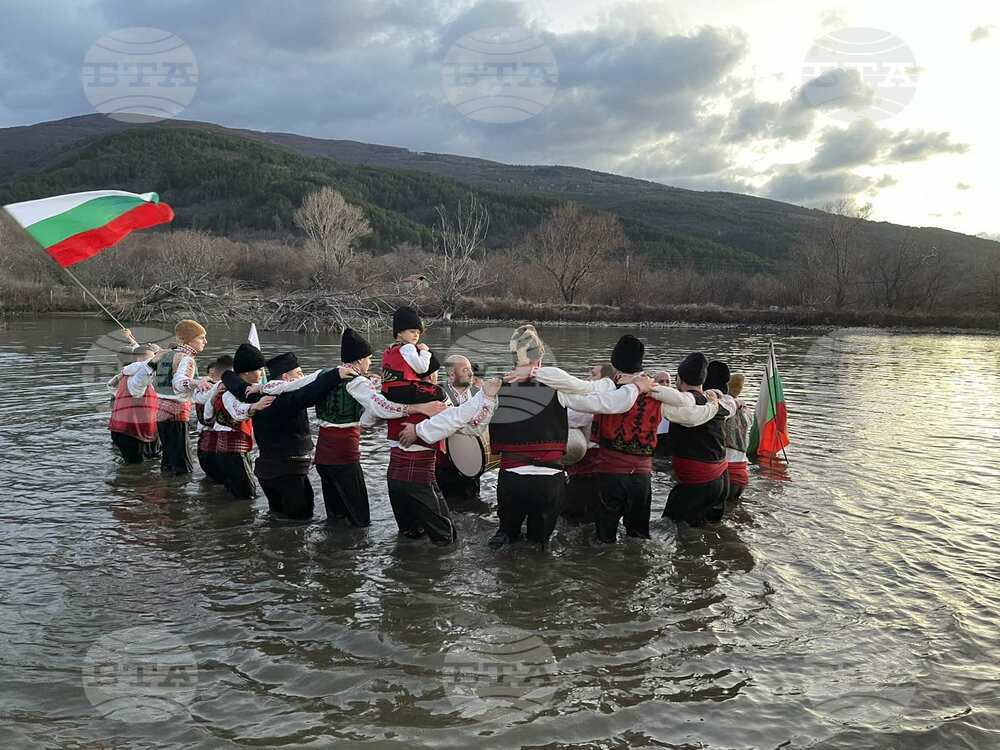 Ритуалът по спасяване на Богоявленския кръст се състоя в Шипка