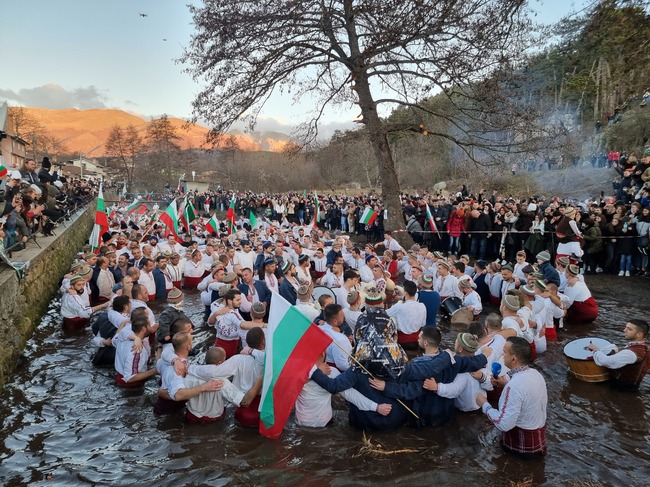 Стотици се включиха и тази година в традиционното мъжко хоро във водите на река Тунджа в Калофер