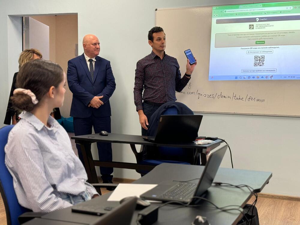 МОН: За първи път цял випуск ще се яви на тест на електронни устройства