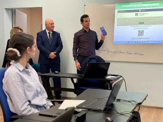 МОН: За първи път цял випуск ще се яви на тест на електронни устройства