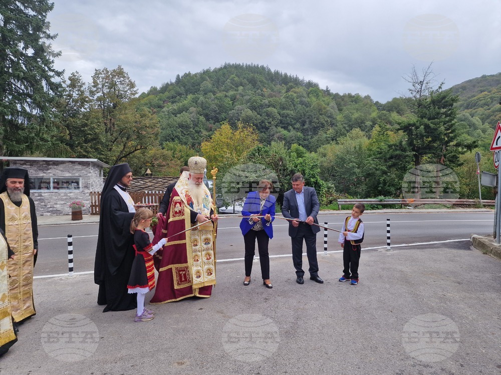 Цялостно реконструираната главна улица „Стара планина“ в Орешак беше открита с церемония пред Троянския манастир