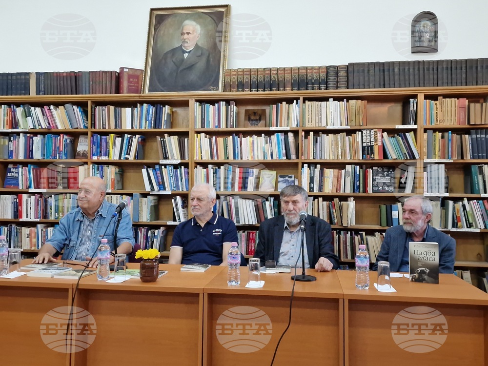 Писателят Иван Станков представи новия си сборник с разкази „На два гласа“ в Регионалната библиотека във Велико Търново
