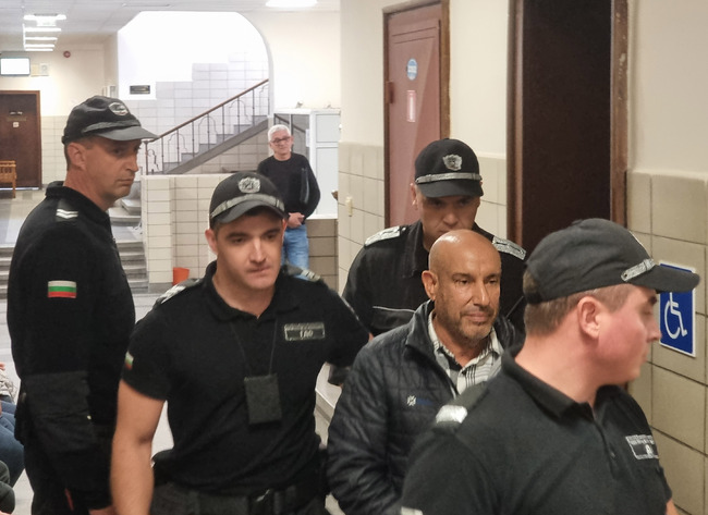 Районният съд в Пазарджик гледа мярката за неотклонение на общинския съветник Сашо Ангелов, задържан при акция срещу купуването на гласове