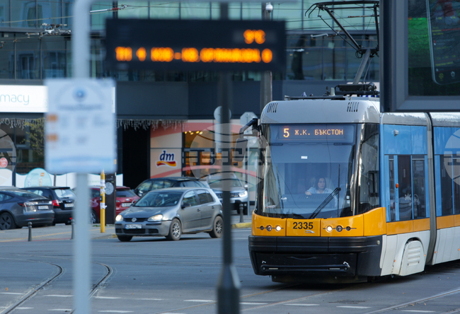 Мъж е блъснат от трамвай на пл. "Македония" в София