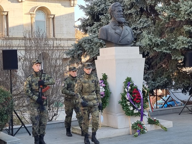 С военен ритуал във Велико Търново бяха чествани 175 години от рождението на Христо Ботев