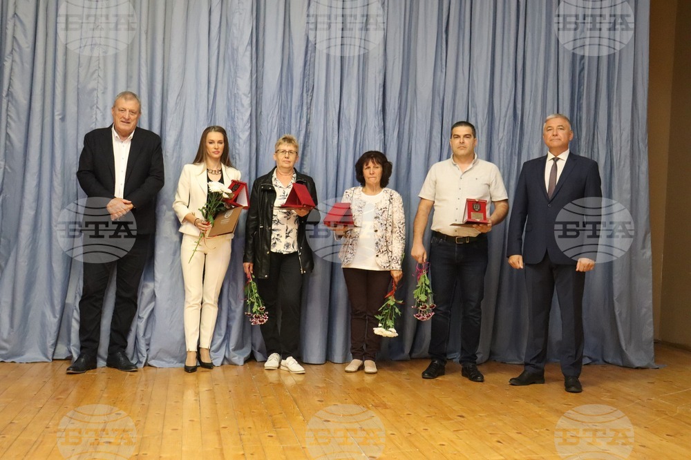 Отличени са най-добрите служители на Общинската администрация в Попово