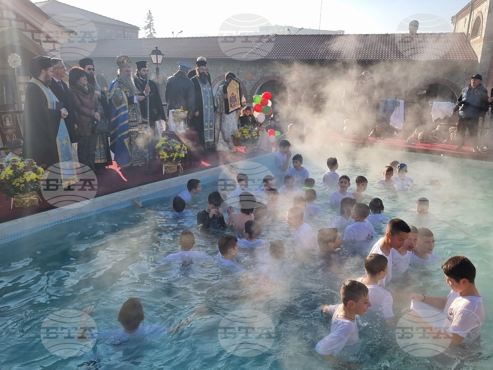 С водосвет на бойни знамена и ритуали за спасяване на кръста от големи и от деца премина Йордановден в Кърджали