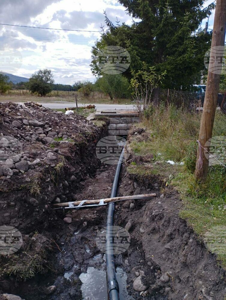 Реконструкция на довеждащ водопровод е направена в самоковското село Продановци, подменена е тръба 820 метра
