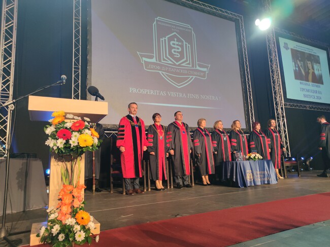  Община Шумен: Абсолвентите от специалностите „Медицинска сестра“ и „Акушерка“ получиха своите дипломи