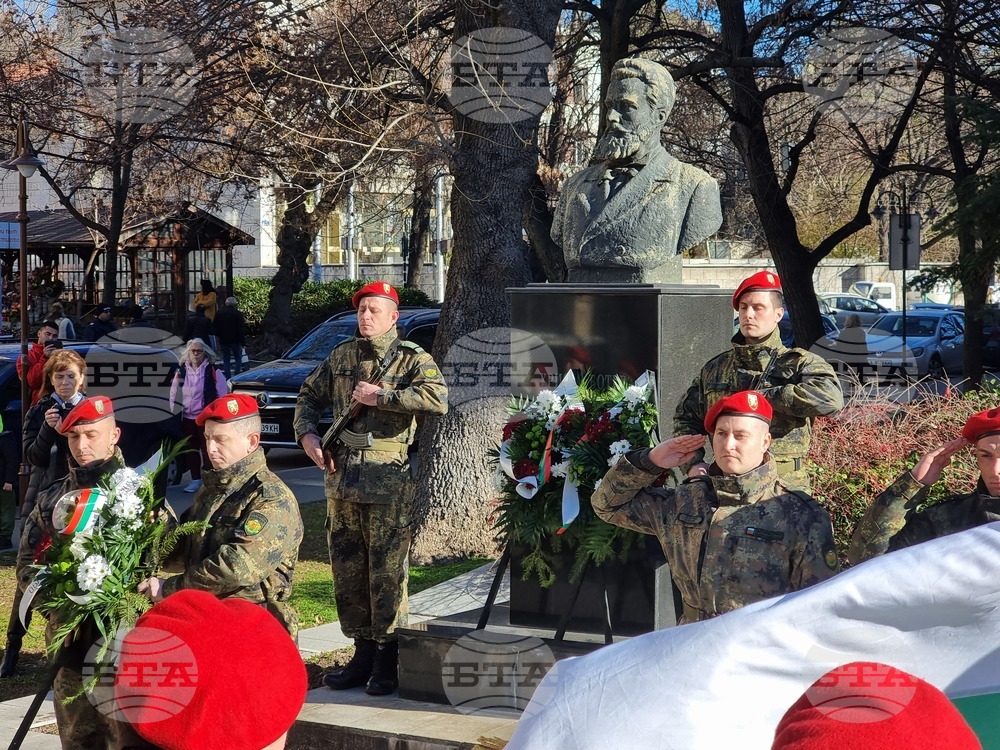 В Хасково почетоха Ботев и отслужиха водосвет на бойните знамена на армията