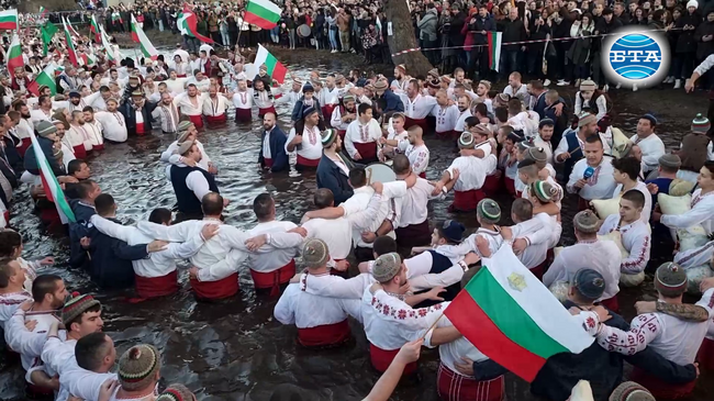Стотици се включиха и тази година в традиционното мъжко хоро във водите на река Тунджа в Калофер