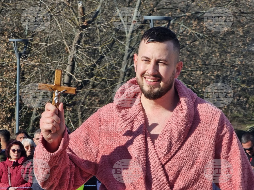 Трийсетгодишният Калоян Ников извади кръста от Тунджа в Ямбол и дарява паричната си награда за лечение на дете