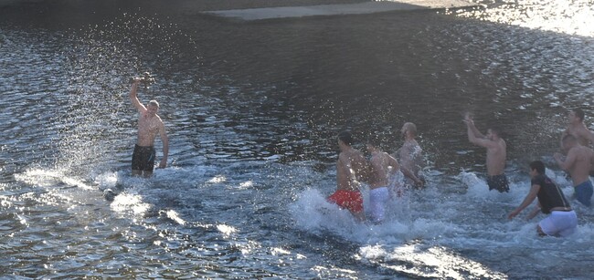 Община Ловеч: Светият кръст в Ловеч бе спасен от деветнадесет годишния Павел Георгиев