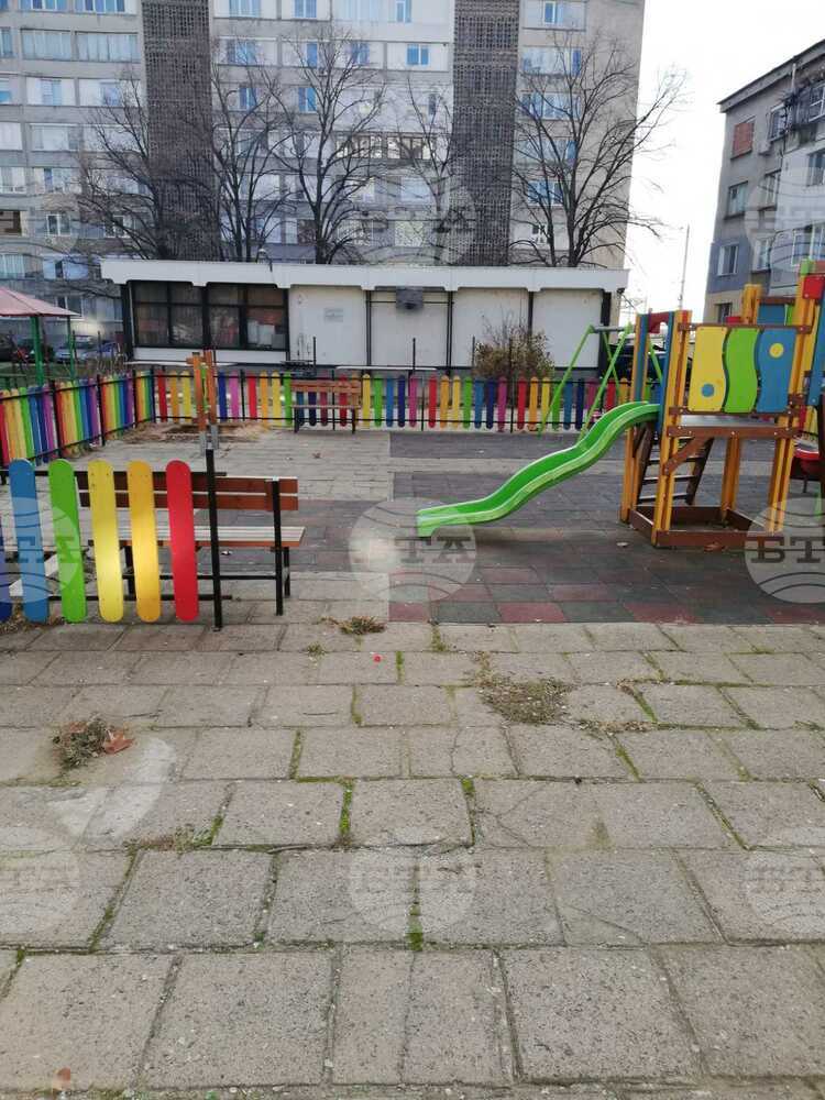 Община Сливен: Вандали посегнаха на нова детска площадка в Сливен