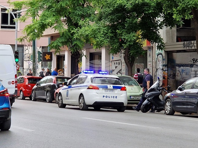 Гръцките власти арестуваха осем души, сред които четирима полицаи, по подозрение в корупция и трафик на наркотици в Атина и на о. Миконос