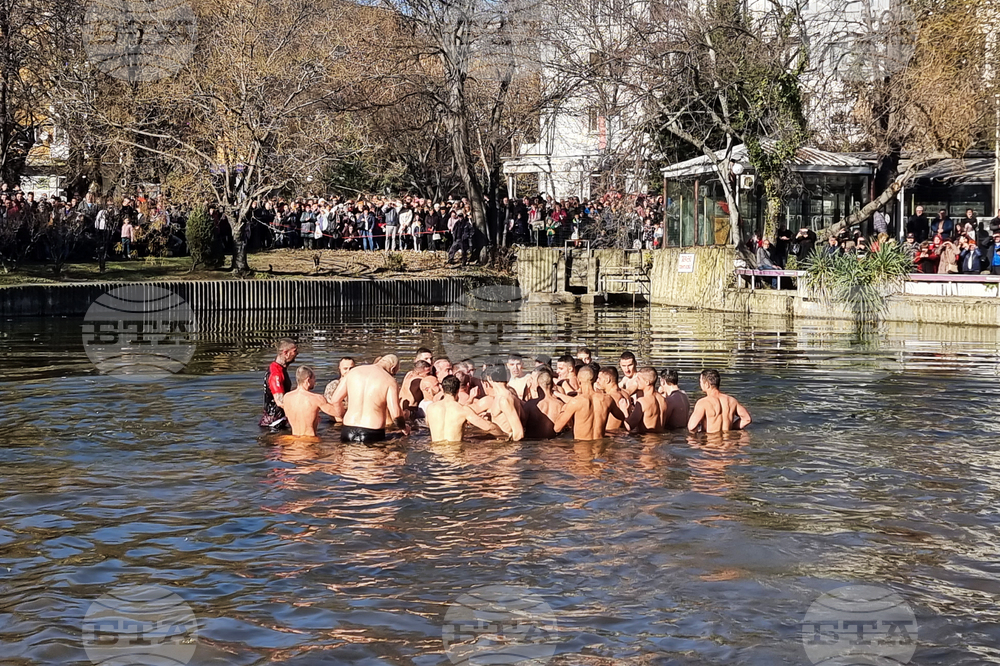 По традиция и тази година кръстът на Богоявление ще бъде хвърлен в ледените води на езерото "Йордан Капсамунов" в Стара Загора