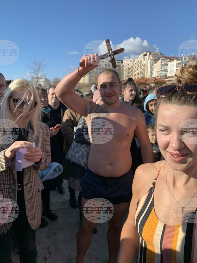 Спортист извади кръста от морето в Свети Влас, да спасява разпятието влeзе и украинка
