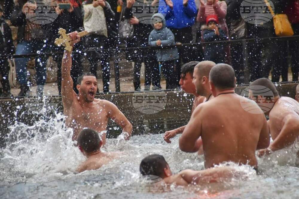 Евгени Бориславов извади богоявленския кръст от водите на езерото в градския парк в Перник