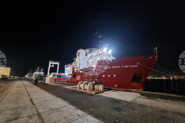 Sv Sv Kiril i Metodii research vessel – Antarctica – Day 11: Bulgarian flag-raising ceremony help aboard NAVAL RSV 421