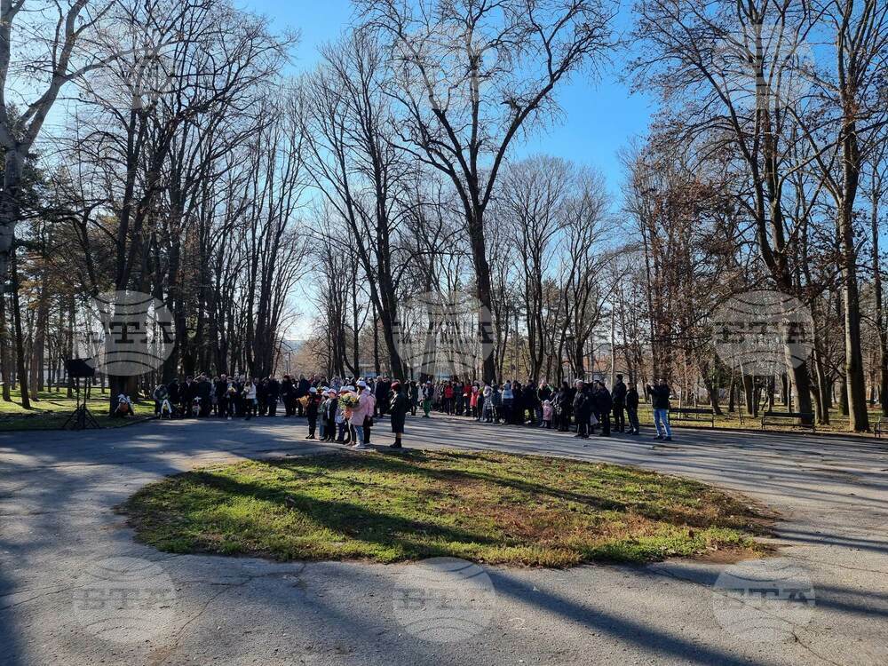С полагане на венци и цветя в Разград отбелязаха годишнината от рождението на Христо Ботев