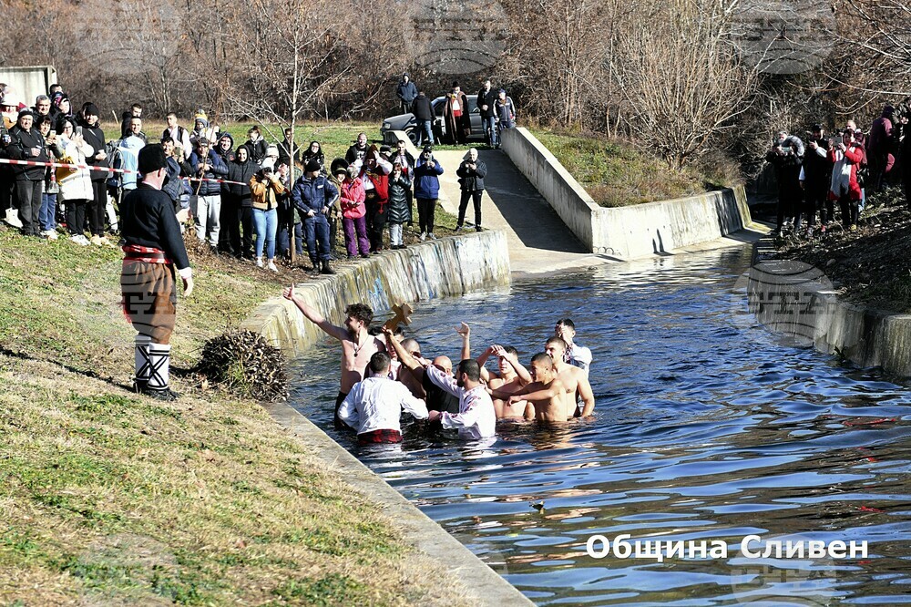 Община Сливен: Юсеин Шакиров извади кръста на Богоявление в Сливен