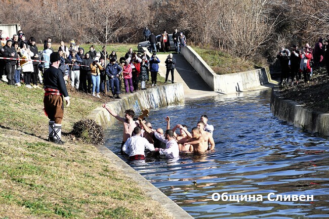 Община Сливен: Юсеин Шакиров извади кръста на Богоявление в Сливен