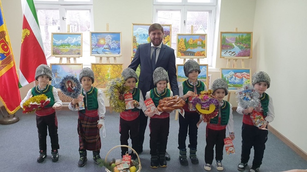 Коледарски групи огласиха кметството на Тараклия с наричания и звънци