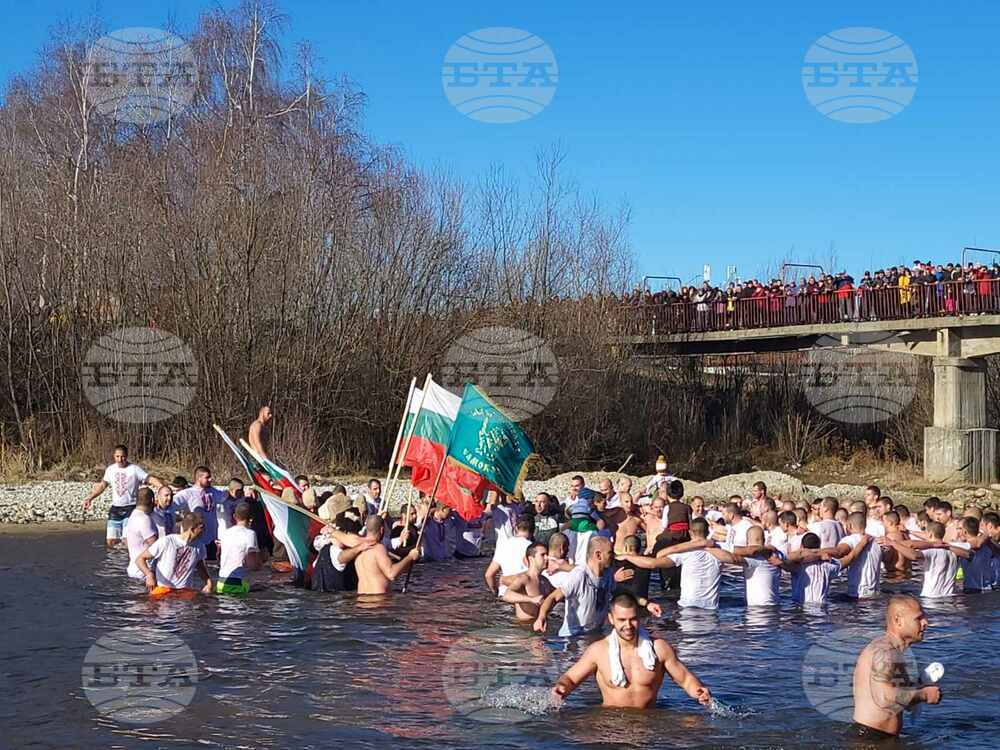 Димитър Виденов хвана богоявленския кръст в Самоков