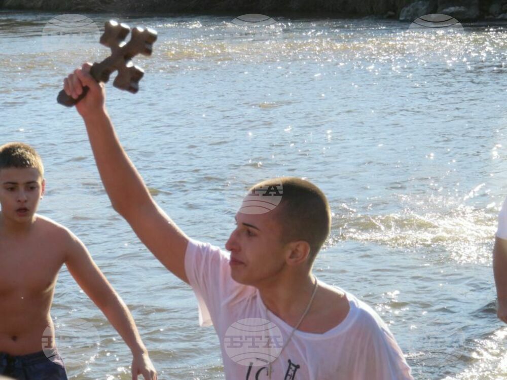 В Пазарджик 16-годишен извади кръста от водите на река Марица