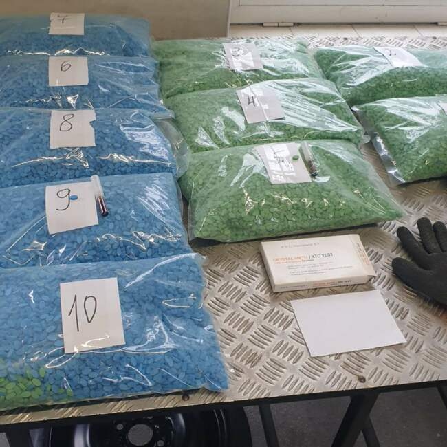 Таблетки екстази с общо тегло над 58 кг са заловени в два тира на ГКПП Капъкуле. Арестувани са двама