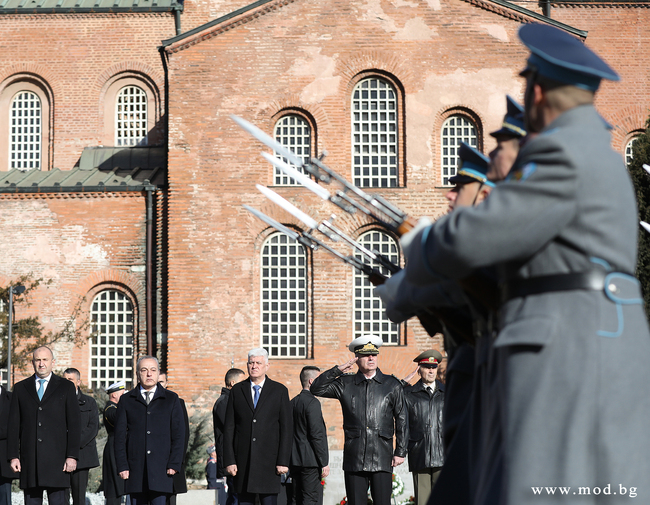 Министерство на отбраната: На Богоявление беше отслужен тържествен водосвет на бойните знамена и знамената-светини на Българската армия