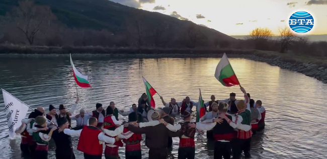 Ритуалът по спасяване на Богоявленския кръст се състоя в Шипка