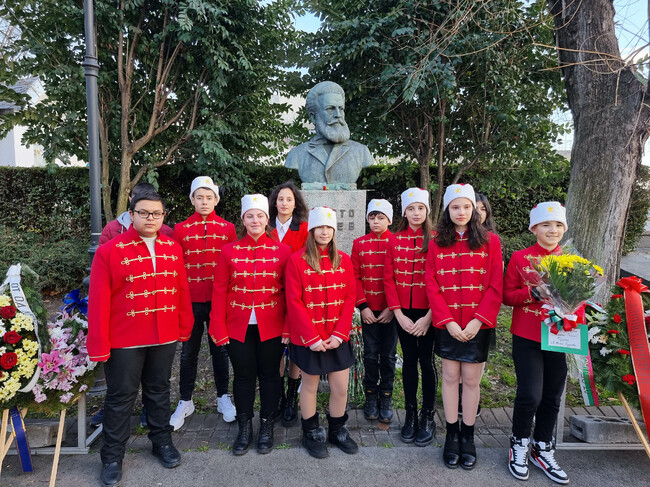 Със стихове и полагане на венци бе отбелязана 175-годишнината от рождението на Христо Ботев в Бургас