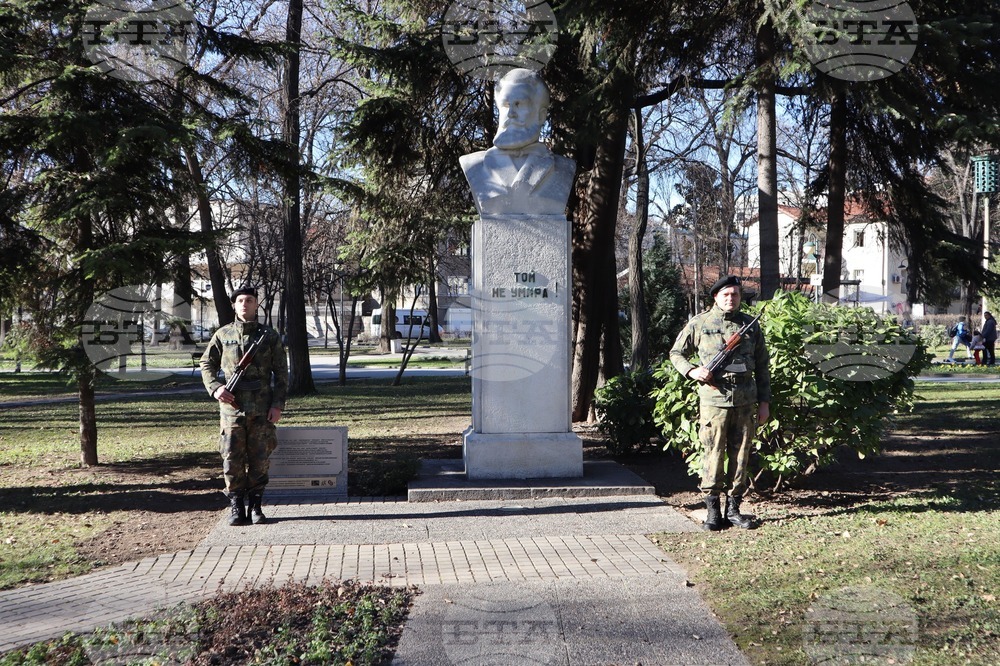 С военна церемония и полагане на венци в Пловдив отбелязаха 175-ата годишнина от рождението на Христо Ботев