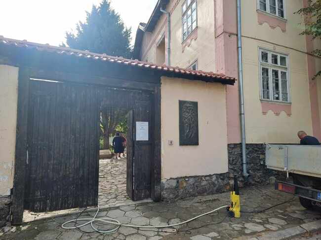 Сътрудничество с общината и галерията в Кюстендил ще търсят жителите на с. Шишковци за превръщането на бившата гара в културен център