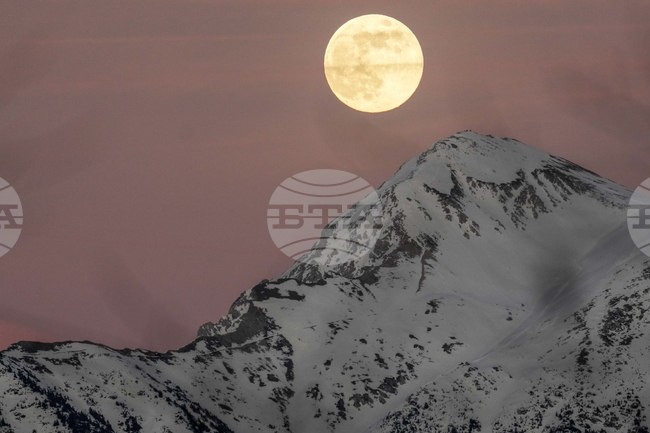Един от затрупаните от лавина туристи в Словения е загинал, продължава търсенето на още двама