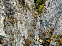 Трън - есенен изглед над екопътека "Ждрелото на река Ерма"