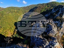 Трън - есенен изглед над екопътека "Ждрелото на река Ерма"