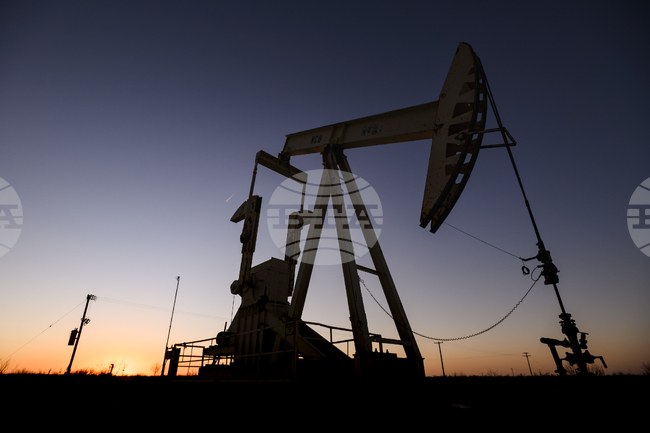 МАЕ понижи оценката си за търсенето и очаква излишък на петролните пазари тази година