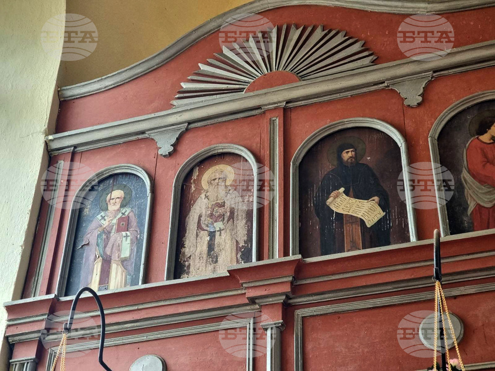 Жителите на старозагорското село Люляк събират средства за реставрацията на две икони от местния храм