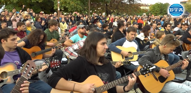 Стотици китаристи свирят „Клетва“ в чест на Кирил Маричков