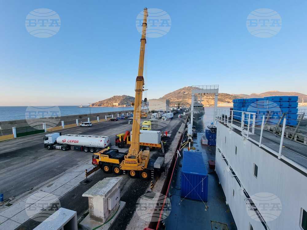 Научноизследователски кораб „Св. св. Кирил и Методий“ - Антарктида - ден 12 - Испания - Картахена - пристанище - товаро-разтоварителни дейности