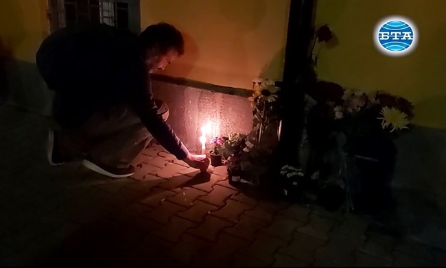 Десетки граждани пяха песни и ръкопляскаха пред дома на Кирил Маричков