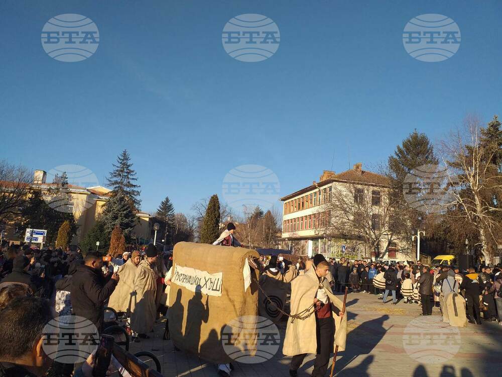 В Тръстеник спазиха традицията за Ивановден и пресъздадоха ритуала "Кьорава кобила"
