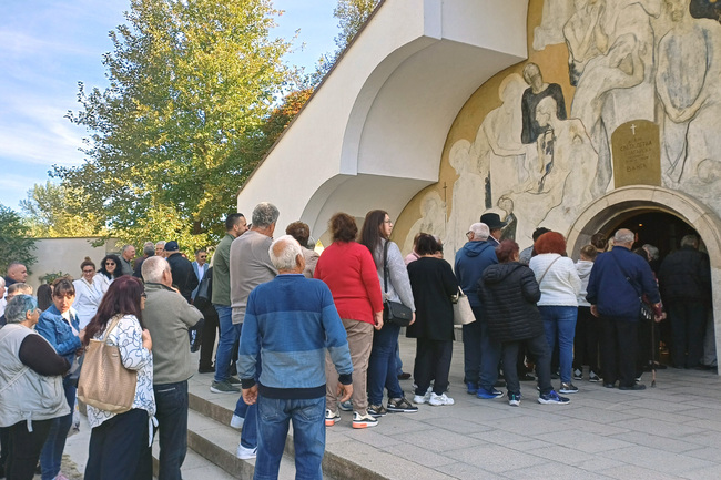 Хиляди се събраха в местността Рупите, за да почетат Петковден и да отбележат 30-годишнината от освещаването на храма "Света Петка Българска"