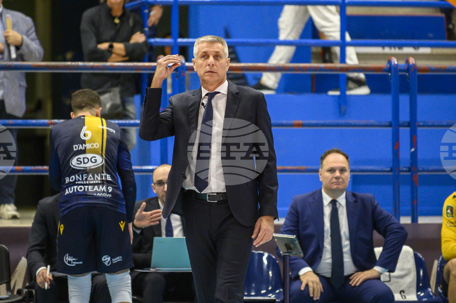 Воденият от треньора Радостин Стойчев отбор на Халкбанк Анкара загуби мача за третото място в Шампионската лига по волейбол