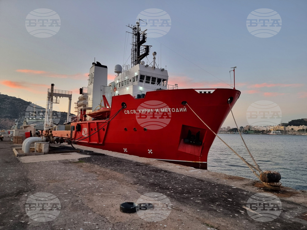Naval Research Ship Sv Sv Kiril i Metodii - Antarctica - Day 12 - Evening - Spain - Cartagena - Port - Loading/Unloading Activities