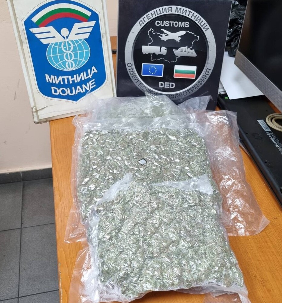 Агенция „Митници“: Три пакета марихуана около кръста на мъж откриха митническите служители на МП Капитан Андреево