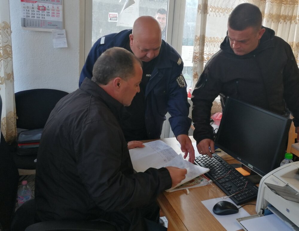 Тетрадки с имена и парични суми срещу тях са иззети при полицейска акция в котленските села Градец и Жеравна